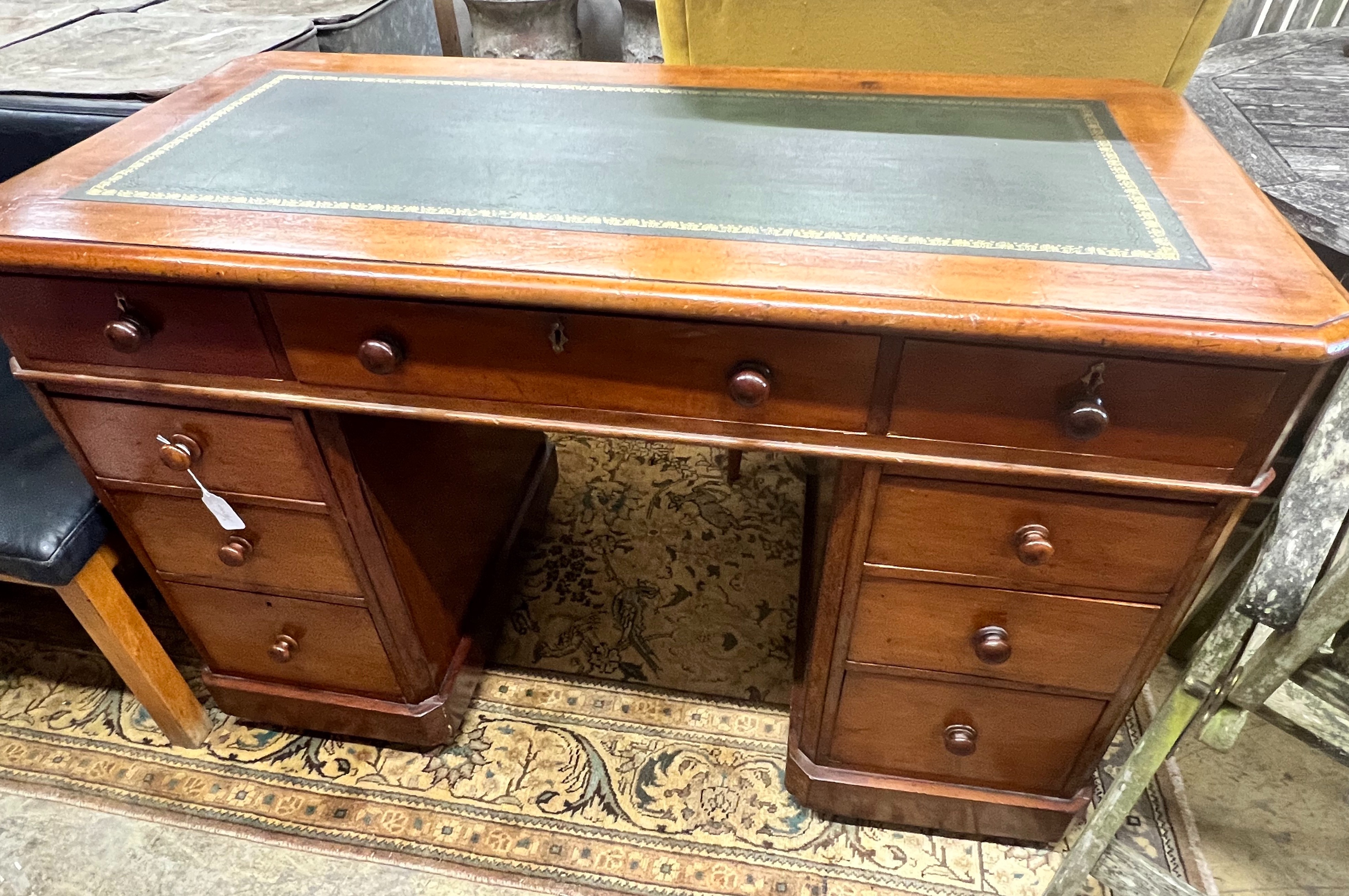 A Victorian mahogany pedestal desk, width 122cm depth 60cm height 80cm